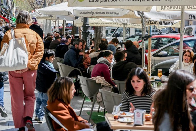 Archivo - Arquivo - Várias pessoas sentadas em um terraço, em um dos bares participantes da 'Artesana Week Lavapiés', na rua Argumosa, em 2 de abril de 2022, em Madri (Espanha). Na 7ª edição da feira de cervejas artesanais nesse distrito do centro de Madr