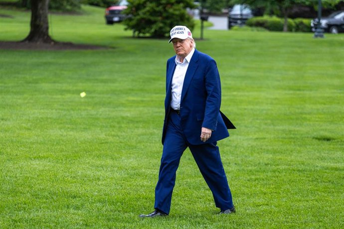 WASHINGTON, 26 de maio de 2025 -- O presidente dos EUA, Donald Trump, caminha ao retornar à Casa Branca em Washington, D.C., Estados Unidos, em 25 de maio de 2025.   O presidente dos Estados Unidos, Donald Trump, disse no domingo que concordou em adiar a 