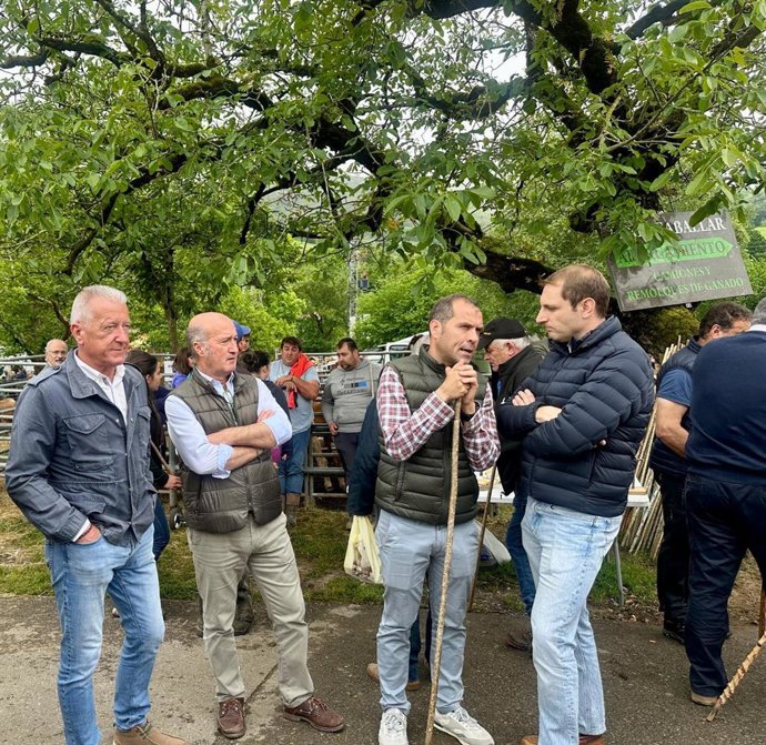 El diputado de Foro, Adrián Pumares en su visita a La Feriona.
