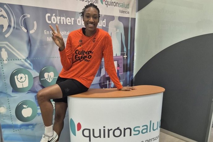 Archivo - La pívot canadiense Kayla Alexander renueva con el Valencia Basket