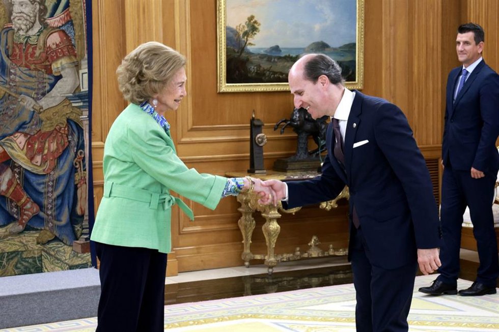 Su Majestad la Reina Doña Sofía recibe el saludo del rector de la Universidad Camilo José Cela, Jaime Olmedo
