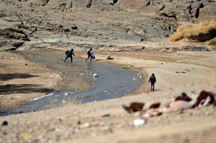Archivo - Imagen de archivo de personas en la frontera entre Bolivia y Chile.