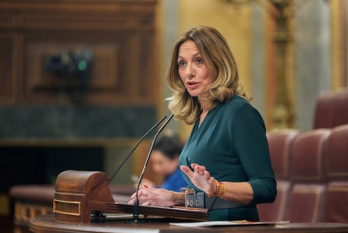 La diputada de Vox por Sevilla Reyes Romero interviene desde la tribuna del Congreso, en foto de archivo.