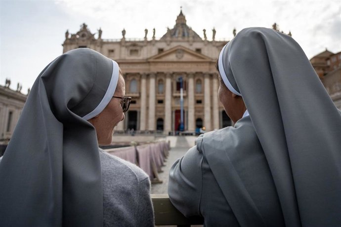 Archivo - Varias monjas rezan el rosario tras la muerte del Papa Francisco, a 21 de abril de 2025, en la Ciudad del Vaticano, Roma (Italia).