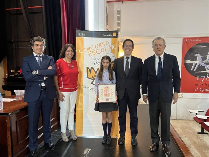 Mencía Ruiz acompañada (de izquierda a derecha) por Manuel Hernández, de MasOrange; Estela Villalba, directora general de Innovación y Formación del Profesorado de la Junta; su profesor, Álvaro de Miguel; y Javier Benjumea, patrono de FIES.