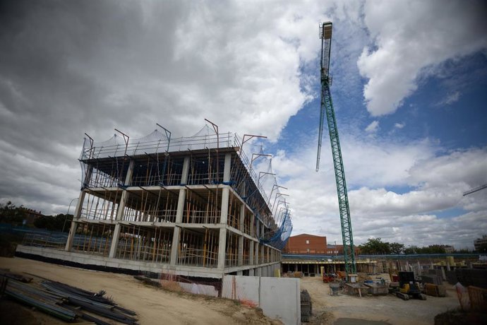 Archivo - Construcción de un bloque de viviendas, a 26 de abril de 2024, en Madrid
