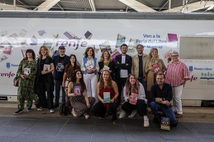 Los escritores, Rosa Montero, Vanessa Montfort, Blue Jeans, Alice Keller, Paloma Sánchez-Garnica, Ángela Quintas, Carlos del Amor, Maxim Huerta, Pilar Eyre, Susana Isern, Sari Arponen, Carolina Iglesias y Javier Sierra, durante un encuentro con libreros a