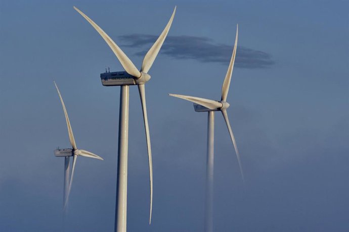 Archivo - Aerogeneradores en el parque eólico de Sil y Meda, a 31 de mayo de 2023, en Esgos, Ourense, Galicia (España). El mercado transaccional en el sector de las energías renovables en España ha registrado en los cuatro primeros meses del año un total 