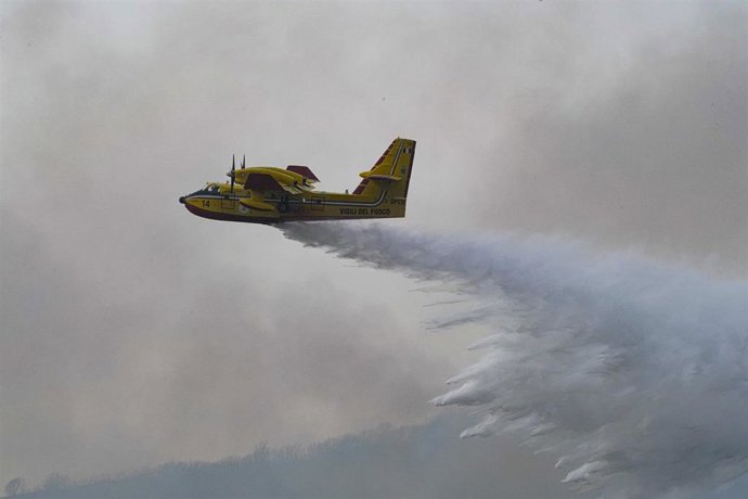 Archivo - Hidroavión durante los incendios en Italia.