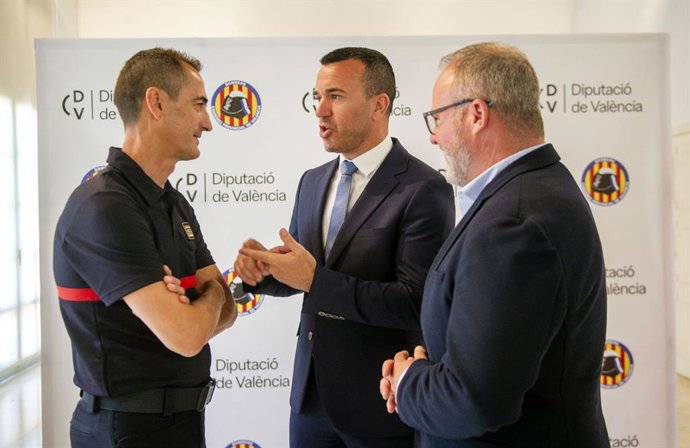 El nou inspector cap del Consorci Provincial de Bombers de Valencia, Jesús Gil, junt amb el president de la Diputació, Vicent Mompó, i el diputat de bombers i president de l'entitat, Avelino Mascarell.