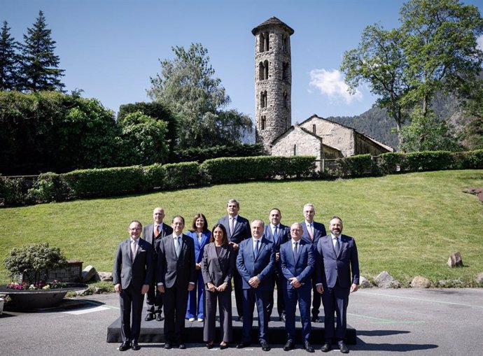 Els participants en la cimera de caps d'estat i de govern dels petits estats d'Europa