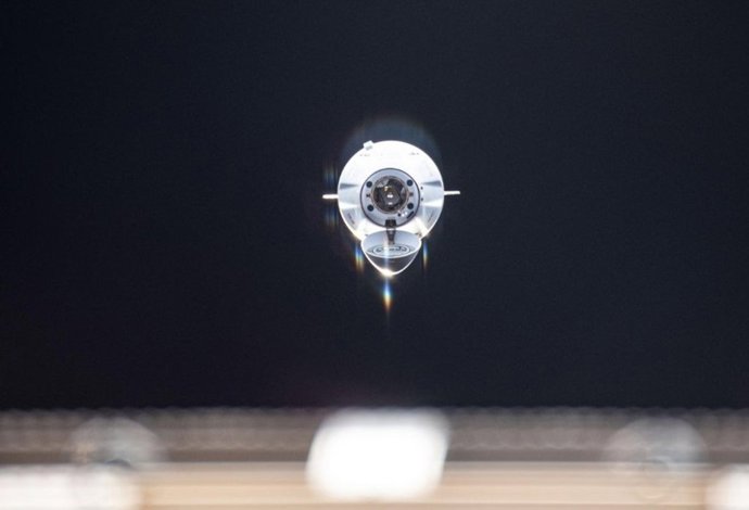 Nave Dragon tras desacoplarse de  la Estación Espacial