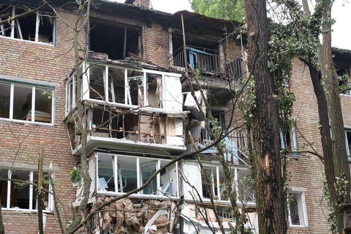 Un edificio de viviendas dañado por un ataque ruso en Kiev, Ucrania