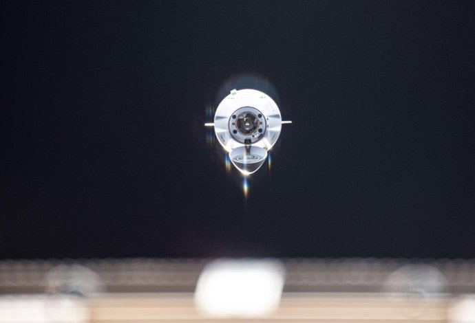 Nave espacial Dragon após desacoplar da Estação Espacial