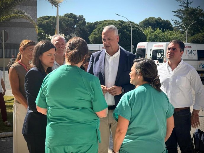 Ruiz Boix y Patricia Cavada en la puerta del Hospital San Carlos.