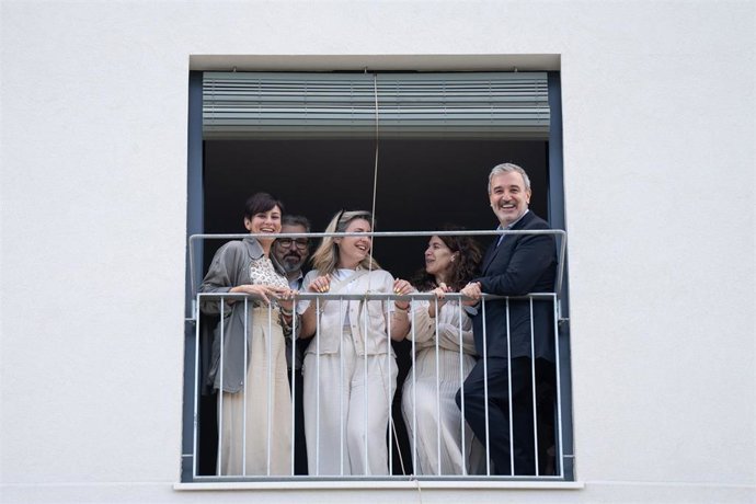 La  ministra de Vivienda, Isabel Rodríguez, y el alcalde de Barcelona, Jaume Collboni, en el acto de entrega de viviendas asequibles.