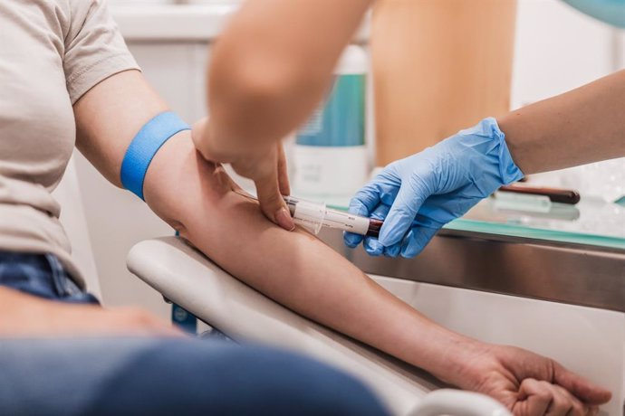 Archivo - Imagen de recuros de un análisis de sangre.