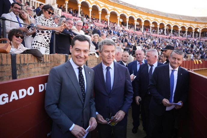 El presidente del PP, Alberto Núñez Feijóo, el presidente de la Junta de AndalucÍa, Juanma Moreno, y el consejero andaluz de la Presidencia, Antonio Sanz, en la plaza de toros de La Maestranza de Sevilla. (Foto de archivo).