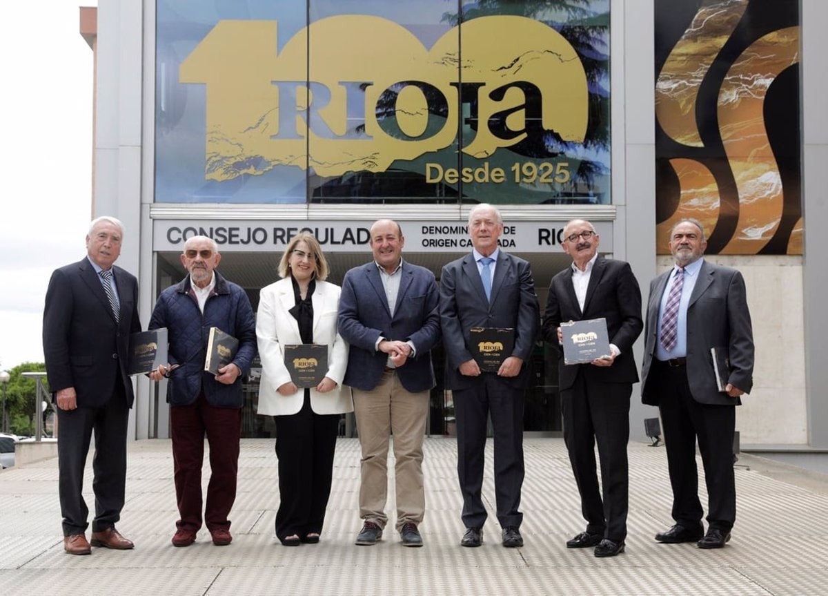 Consejo Regulador recibe a los miembros del primer Pleno de la democracia en España celebrado por esta institución