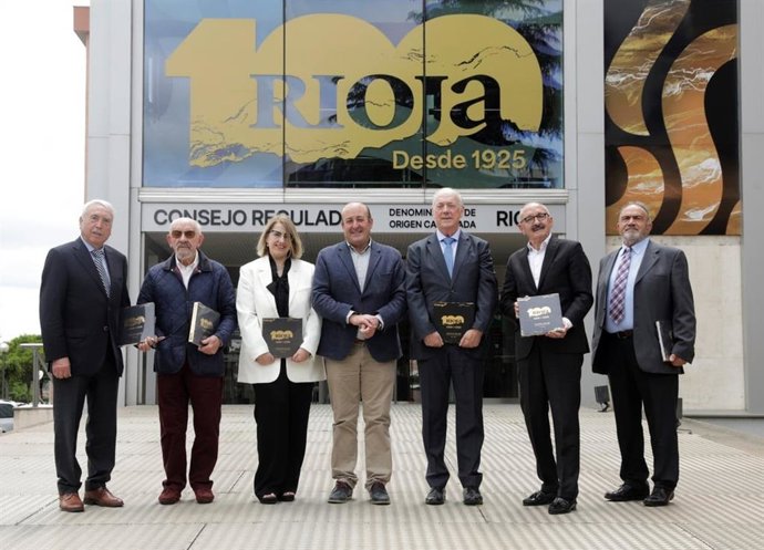 El presidente del Consejo Regulador, Fernando Ezquerro, ha recibido hoy a los miembros del primer Pleno de la democracia en España celebrado por esta institución