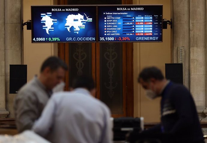 Archivo - Dos paneles con valores del Ibex 35, en el Palacio de la Bolsa, a 4 de febrero de 2022, en Madrid (España). El Ibex 35 ha retrocedido un 1,19% en la media sesión de este viernes, lo que le llevaba a perder la cota de los 8.600 puntos, pese a hab