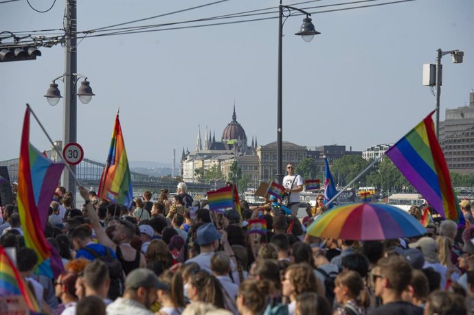 Archivo - July 24, 2021, Budapest, Warsaw, Hungary: The Hungarian Parliament building is pictured behind people taking part in the annual Budapest Pride on July 24, 2021 in Budapest, Hungary. Thousands of people took part in the annual pride parade in Bud