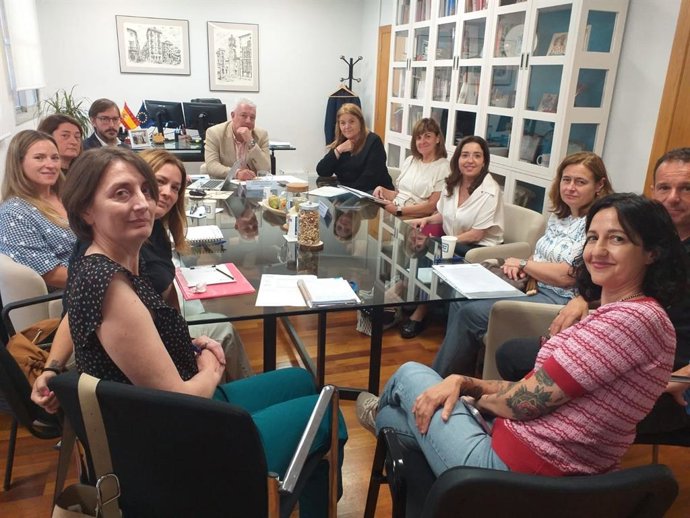 Comença la instal·lació d'aules prefabricades en el CEIP Orba d'Alfafar, danyat per la riuada