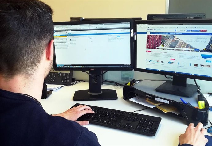 Archivo - Agente de viajes.