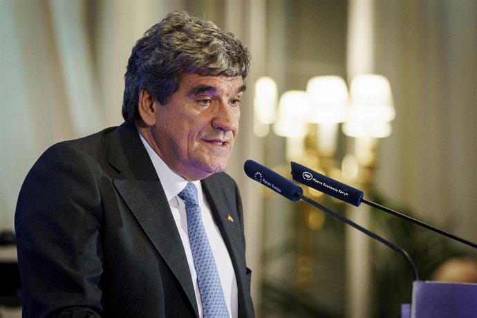 El gobernador del Banco de España, José Luis Escrivá, interviene durante un desayuno informativo de Fórum Europa, en el Hotel Mandarin Ritz de Madrid, a 14 de mayo de 2025, en Madrid (España).