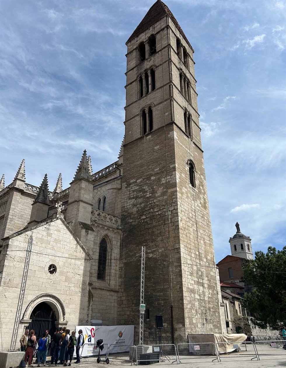 La iglesia de La Antigua con las estructuras para la realización del espectáculo Quasimodo/Esmeralda.