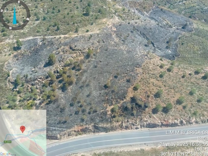 Imagen aérea de la zona calcinada por el incendio de Berja (Almería) junto a la A-358.
