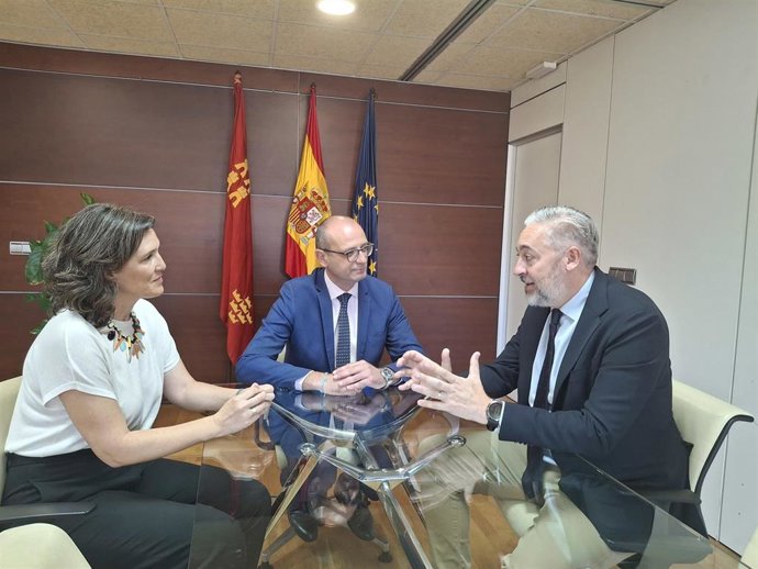 El consejero de Educación y Formación Profesional, Víctor Marín, durante su reunión con el alcalde de Santomera, Víctor Martínez