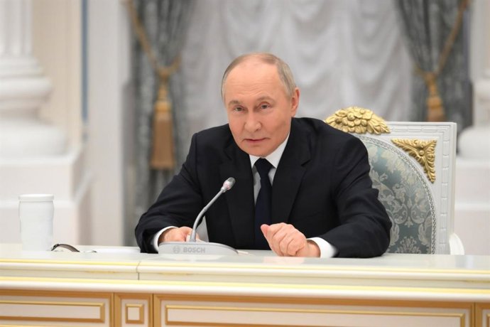 O presidente russo Vladimir Putin durante uma reunião com empresários.