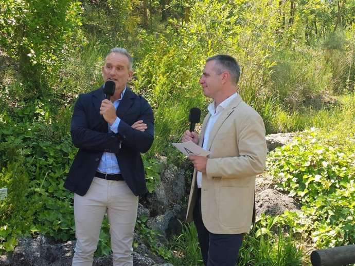 Martínez (izda.), durante su intervención en el Jardín Micológico La Trufa.