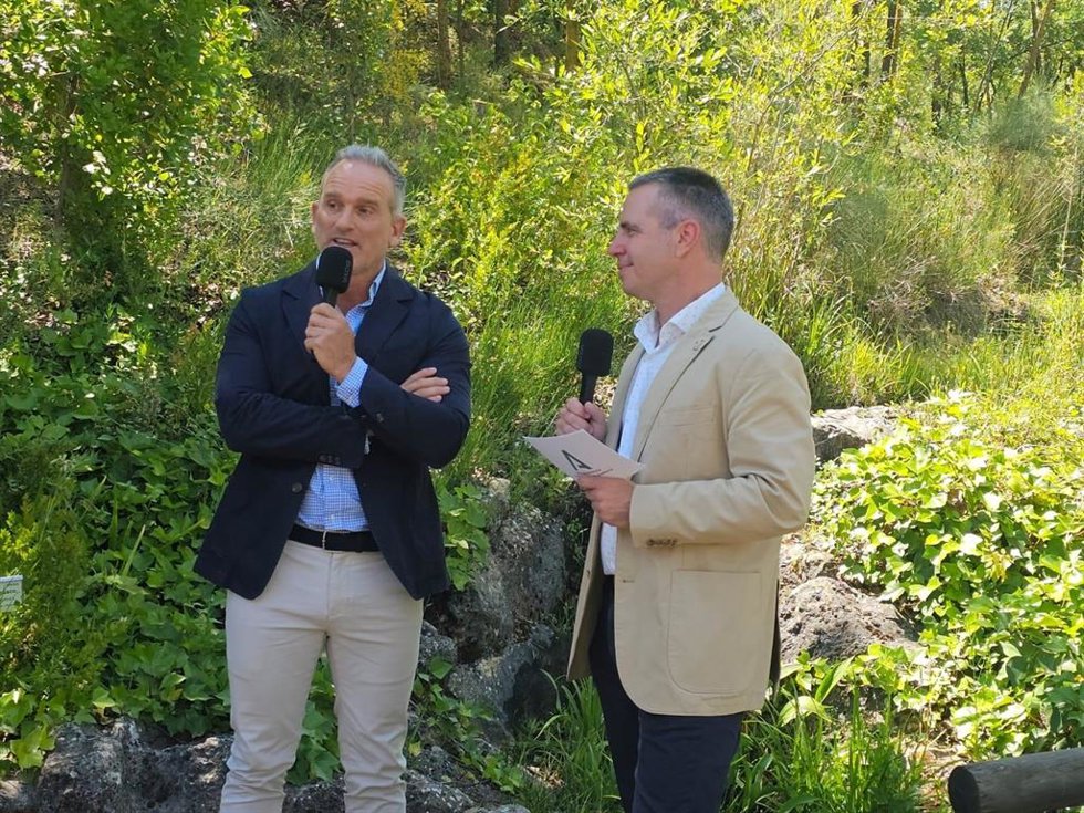 Martínez (izda.), durante su intervención en el Jardín Micológico La Trufa.