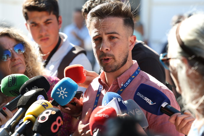 El presidente de la Confederación Española de Policía (CEP), Javier Gutiérrez, atiende a los medios en Barbate (Cádiz)