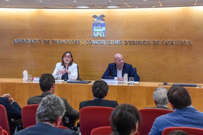 La consellera de Territorio, Vivienda y Transición Ecológica de la Generalitat, Sílvia Paneque, durante el acto inaugural de la Assemblea de l'Associació de Promotors i Constructors d'Edificis de Catalunya (APCE).