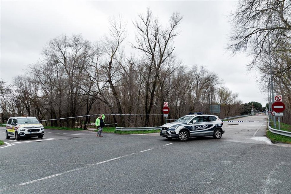 Archivo - Un coche de la Policía Municipal bloquea un acceso al Palacio de la Zarzuela, a 21 de marzo de 2025, en Madrid (España). 