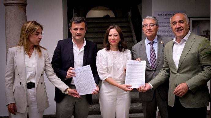 El PP de Málaga y Cádiz firman un manifiesto para reclamar al Gobierno inversiones estratégicas y prioritarias para la Costa del Sol y el Campo de Gibraltar.