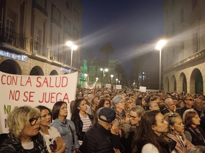 Archivo - Imagen de la concentración por la sanidad del 21 de febrero, convocada por Onusap en Huelva.