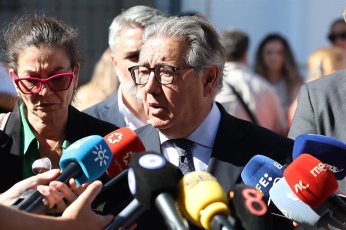 El europarlamentario del PP, Juan Ignacio Zoido, atiende a los medios en Barbate (Cádiz), donde ha acudido acompañando a una misión de la Comisión de Peticiones del Parlamento Europeo.