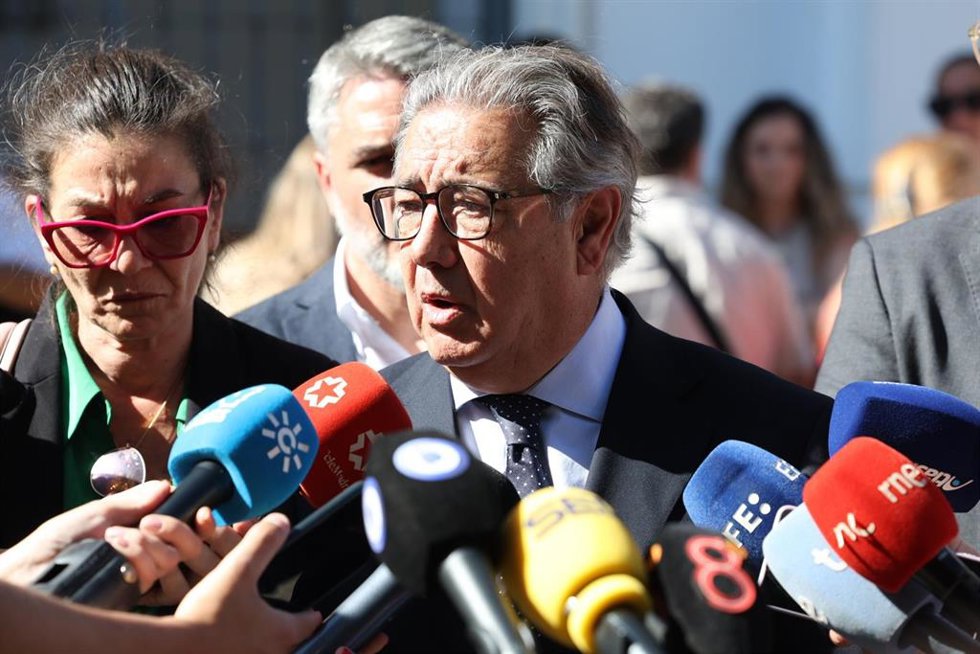 El europarlamentario del PP, Juan Ignacio Zoido, atiende a los medios en Barbate (Cádiz), donde ha acudido acompañando a una misión de la Comisión de Peticiones del Parlamento Europeo.