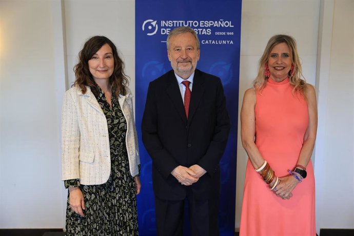 (De I A D) La Vicepresidenta Del Instituto Español De Analistas Y Presidenta De La Delegación Catalana Del Instituto, Margarida Gabarró; El Presidente De Caixabank, Tomás Muniesa Arantegui, Y La Presidenta Del IEA, Lola Solana.