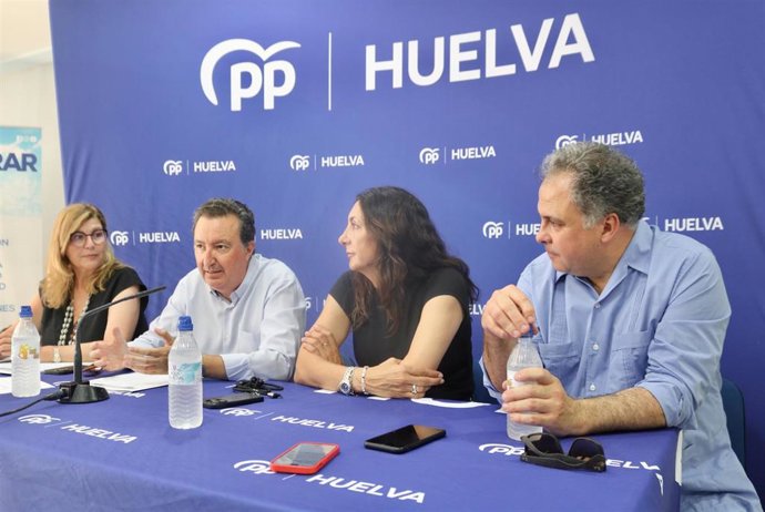 El presidente del PP de Huelva, Manuel Andrés González, en rueda de prensa.