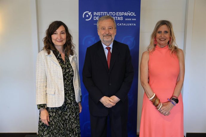 (De I A D) La Vicepresidenta Del Instituto Español De Analistas Y Presidenta De La Delegación Catalana Del Instituto, Margarida Gabarró; El Presidente De Caixabank, Tomás Muniesa Arantegui, Y La Presidenta Del IEA, Lola Solana.