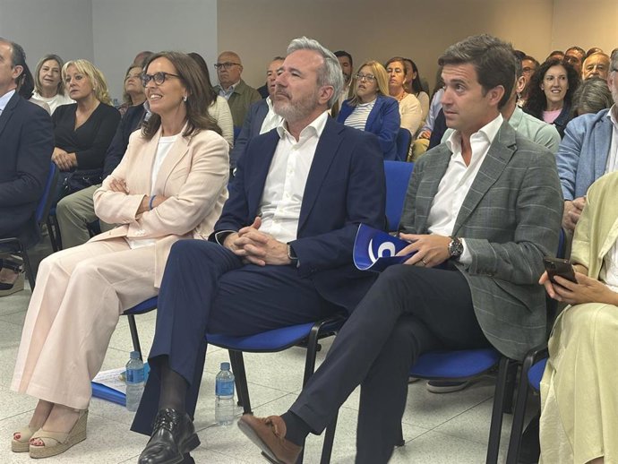 La vicesecretaria nacional de Organización del PP, Carmen Fúnez; el presidente regional de este partido y del Gobierno de Aragón, Jorge Azcón; y el presidente provincial del PP Zaragoza, Ramón Celma.