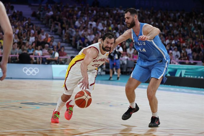 Archivo - Sergio Llull da Espanha e Georgios Papagiannis da Grécia, Basquetebol, Fase de Grupos Masculina - Grupo A entre Espanha e Grécia durante os Jogos Olímpicos Paris 2024 em 30 de julho de 2024 no Estádio Pierre Mauroy em Villeneuve-d'Ascq perto de 