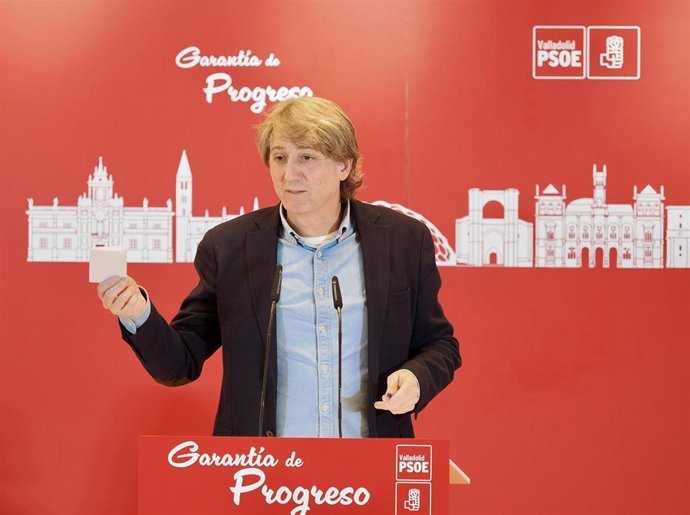El secretario general del PSOECyL, Carlos Martínez, interviene durante la clausura del Congreso provincial del PSOE de Valladolid, a 26 de abril de 2025, en Valladolid, Castilla y León (España). 