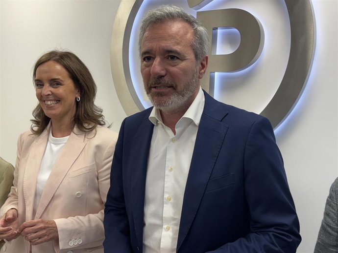 El presidente del Gobierno de Aragón, Jorge Azcón, y la vicesecretaria nacional de Organización del PP, Carmen Fúnez.