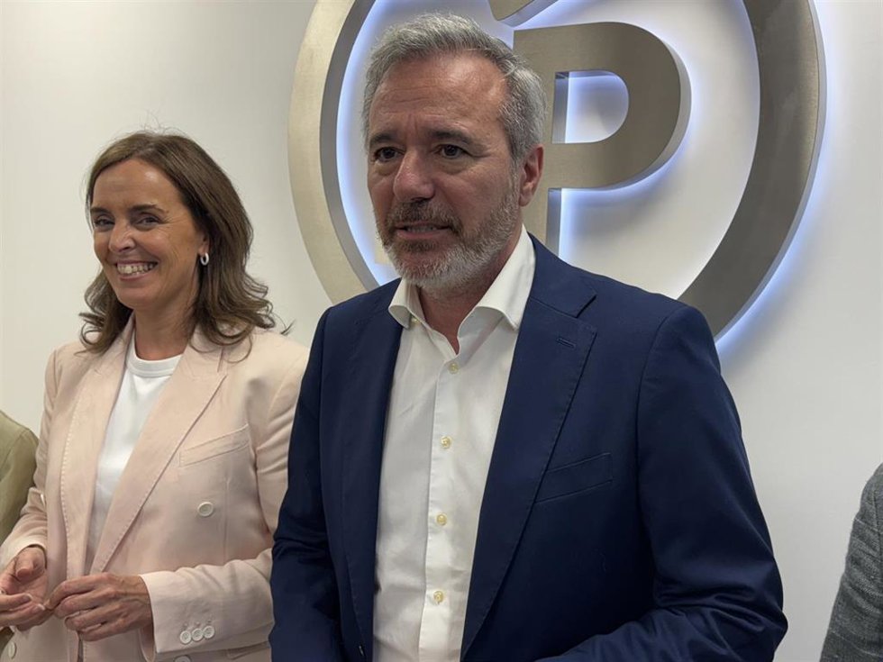 El presidente del Gobierno de Aragón, Jorge Azcón, y la vicesecretaria nacional de Organización del PP, Carmen Fúnez.